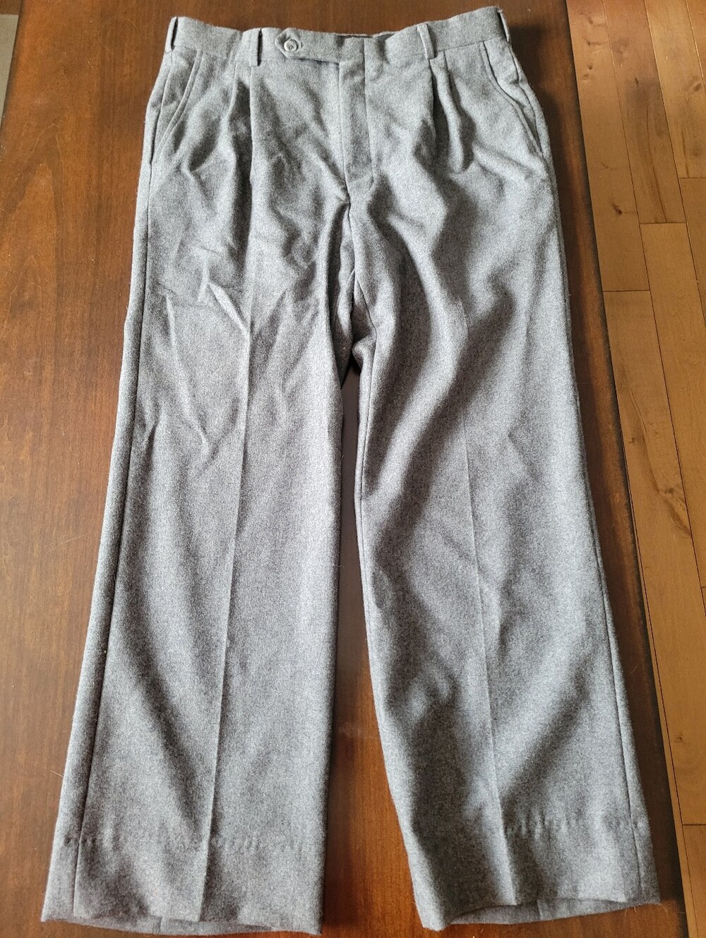 Burberry Men's Wool Grey Dress Pants - Classic Pleated Trousers Size 32